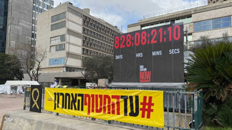 Plaza de los Rehenes en Tel Aviv: 828 días esperando a Ran Gvili