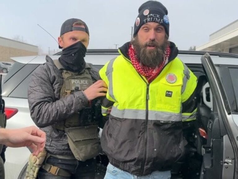 Desafía a Pamela Bondi al tomar una iglesia en Minnesota y termina arrestado