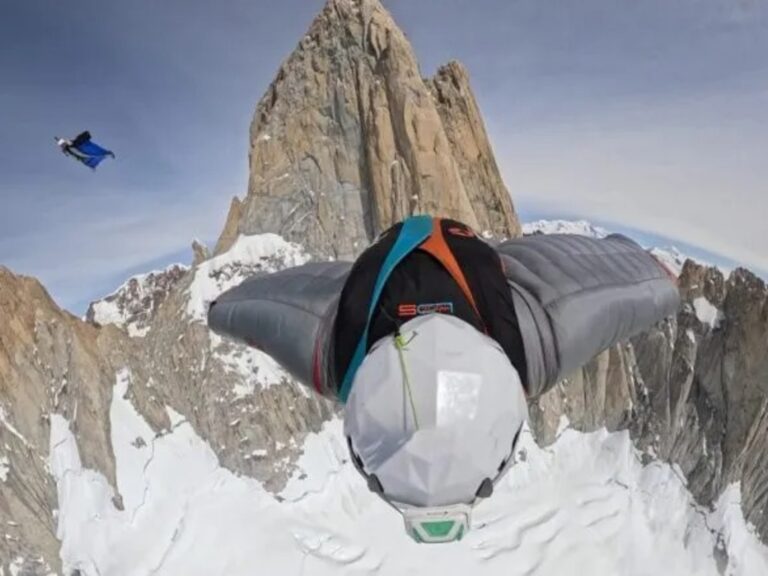 Tres rusos realizan un salto en paracaídas desde la cima del cerro Fitz Roy