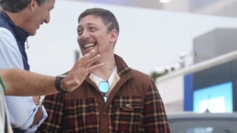 Santiago Caputo sorprende con un nuevo estilo en Pinamar
