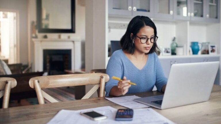 Generación Z: Prefieren el trabajo híbrido sobre el regreso total a la oficina