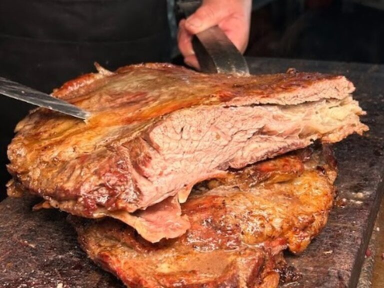 ¡Delicioso festín! Bife de chorizo de más de un kilo y un enorme flan con dulce de leche y crema