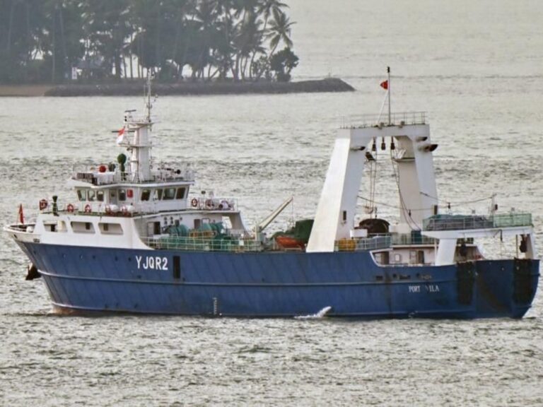 Interceptan buque extranjero pescando ilegalmente en zona exclusiva