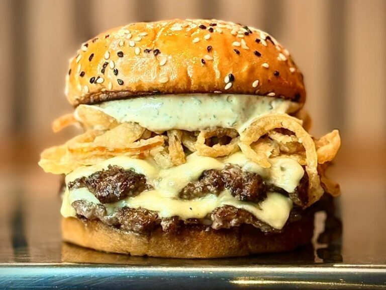 Descubre la hamburguesa argentina con chimichurri: la mejor del mundo y dónde disfrutarla