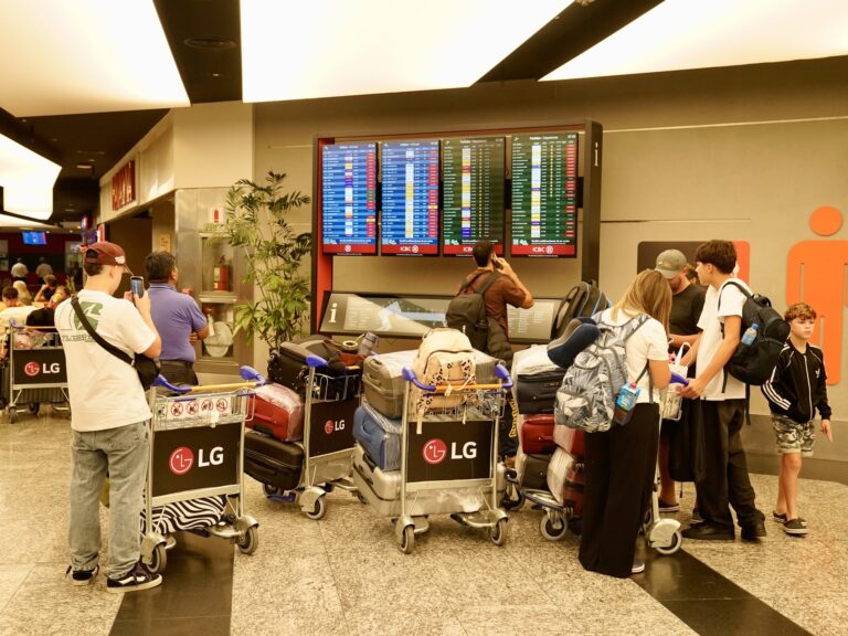 Familia varada en Ezeiza: vacaciones a Brasil truncadas por el paro de la CGT