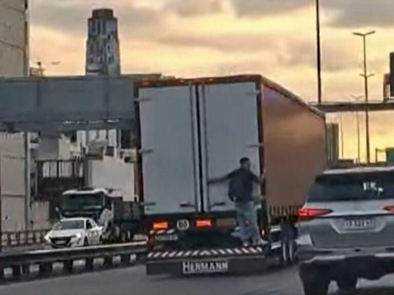 Joven viaja ‘colgado’ de un camión en la 25 de Mayo