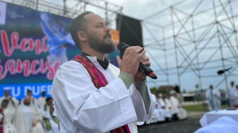 Padre Pablo Viola: ‘Debemos llegar a la vida de los chicos antes que un arma’