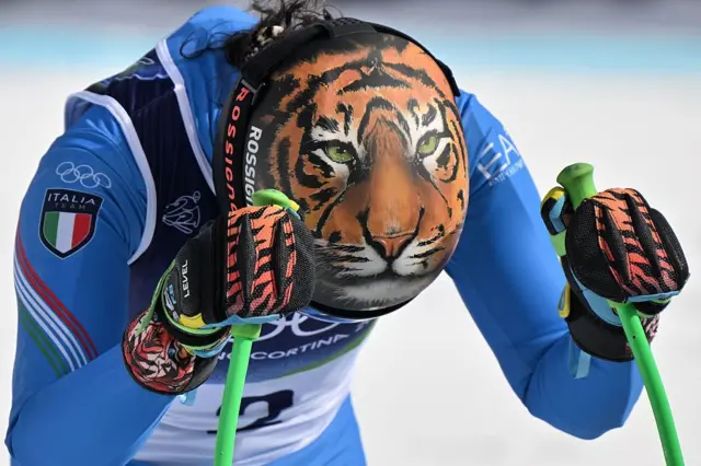 Federica Brignone y su casco decorado con un tigre.