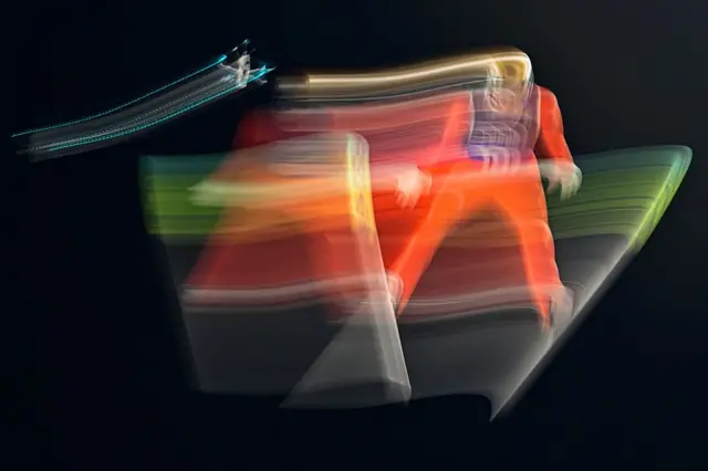 Gregor Deschwanden en un salto de esquí.