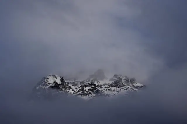 Cumbres nevadas en el paso de Stelvio.
