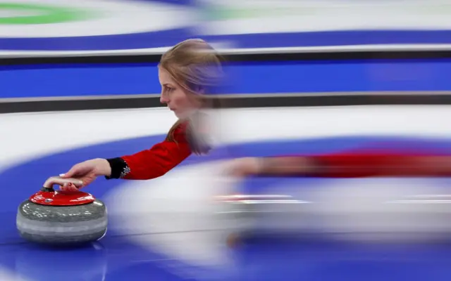 Briar Schwaller-Huerlimann en una competencia de curling.