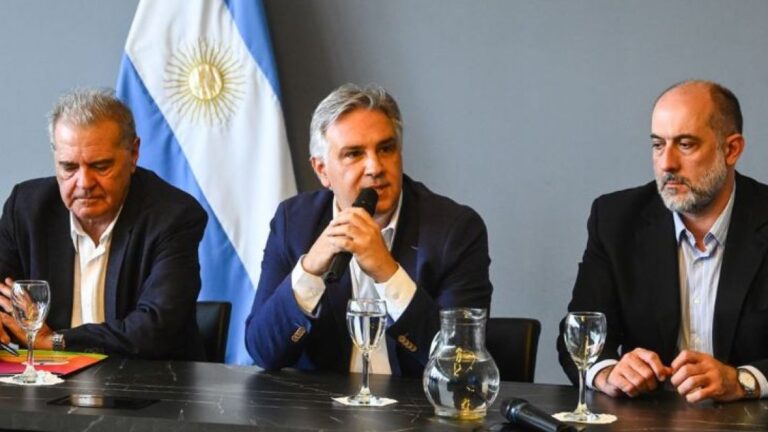 Llaryora enfoca su gestión tras la reforma laboral y resta importancia a la oposición