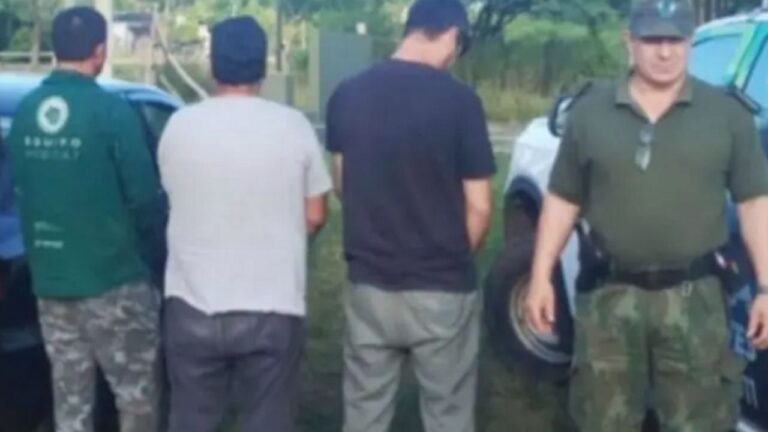 Capturan a 3 cazadores furtivos con ciervo axis muerto y armamento en su poder