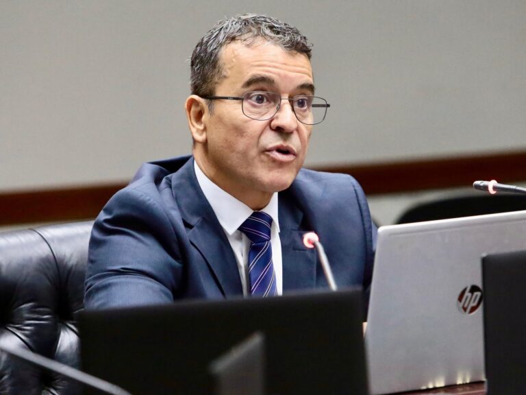 Un juez federal enfrenta juicio oral por amenazas y hostigamiento a su equipo