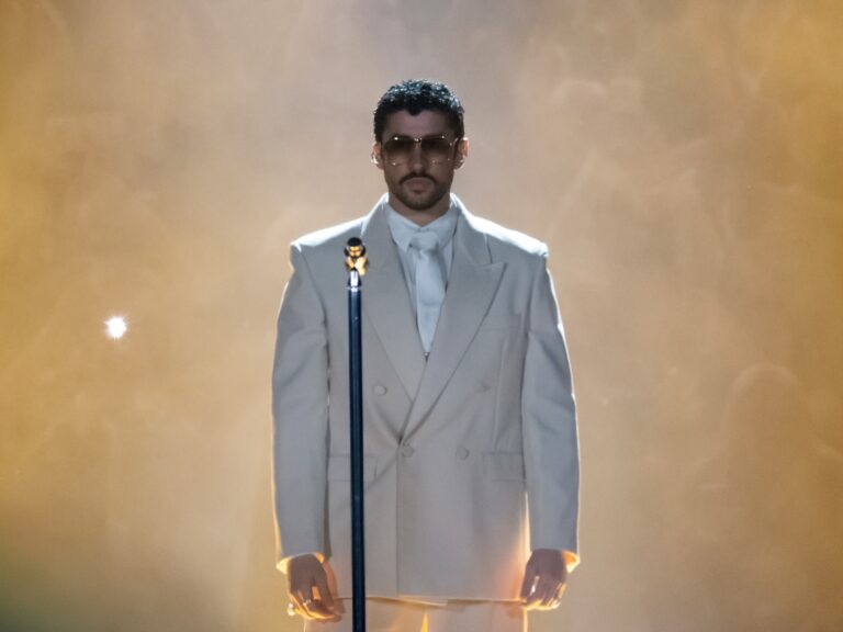Bad Bunny arrasa en los Premios Lo Nuestro