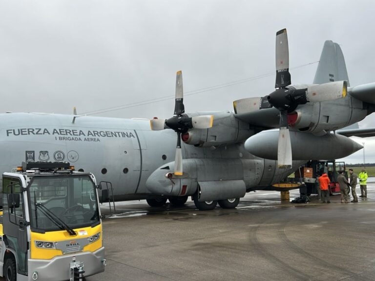 Hércules de la Fuerza Aérea regresa a Argentina por falla en vuelo hacia Europa