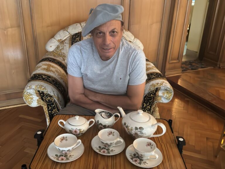 Conoce al coleccionista detrás de la compra del famoso juego de té de Yiya Murano