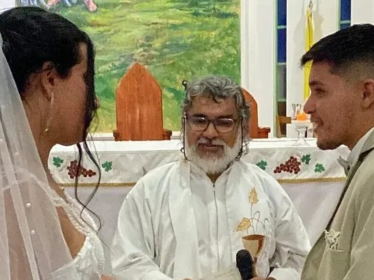 El sacerdote que unió a una pareja trans en Corrientes: ¿Qué le han solicitado sus superiores?