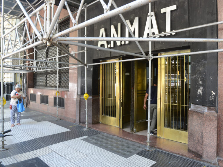 ANMAT suspende habilitación de droguerías y laboratorios: más de 100 empresas sancionadas