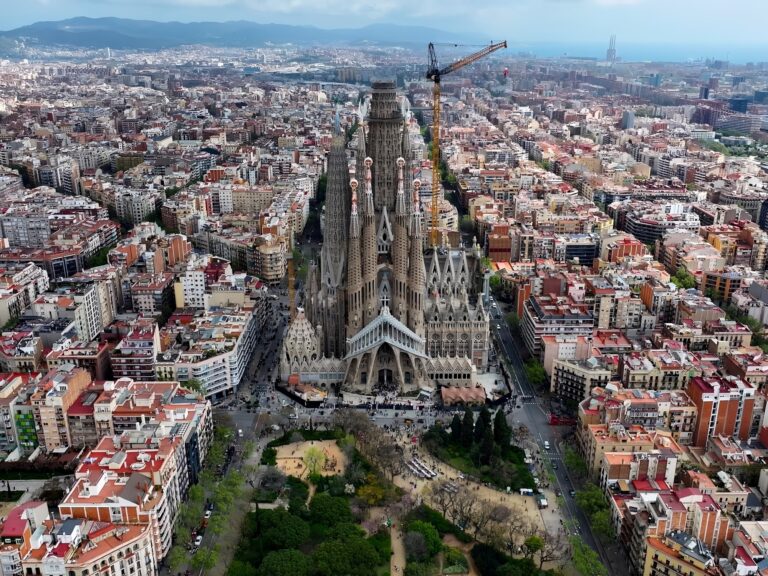 Explora las Obras Icónicas de Gaudí en Barcelona: 100 Años de Legado y Eventos Especiales
