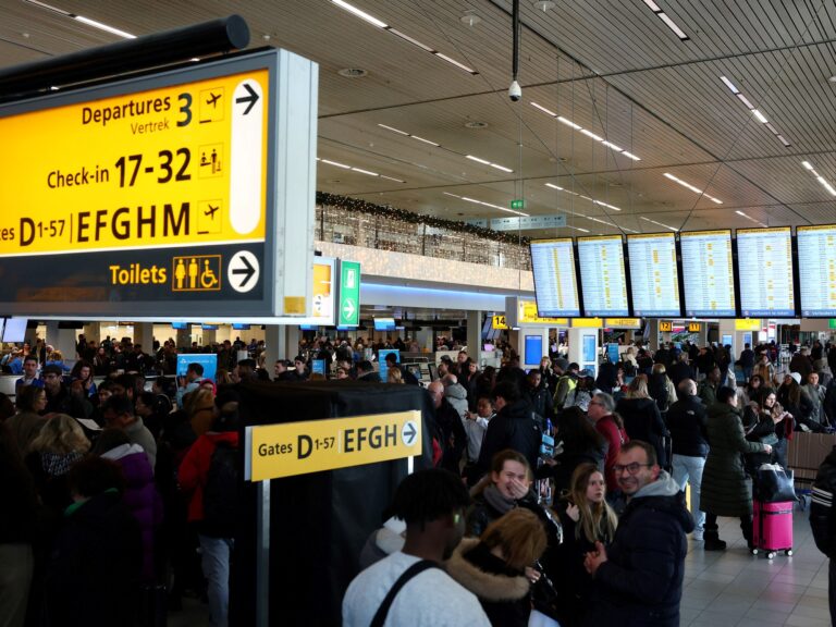 Alertan sobre largas colas de hasta 4 horas por nuevos controles electrónicos de pasaportes