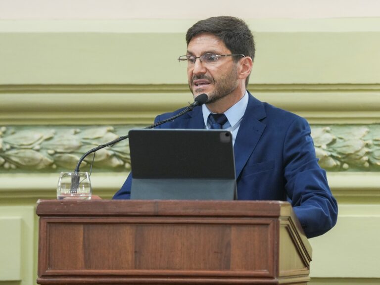 Pullaro Inaugura Sesiones Legislativas en Santa Fe: Mensaje Tras Protesta Policial y Referencias a Milei