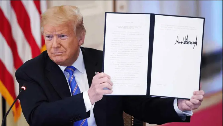 Trump mantiene los aranceles del 10% a pesar del fallo judicial