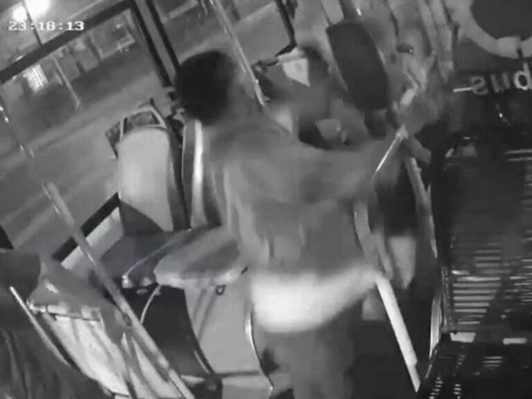 Chofer pierde los estribos y deja colectivo a la deriva tras pelea con un pasajero