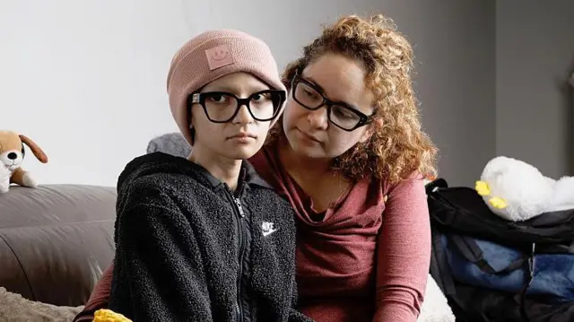 Ofelia, delgada y luciendo un gorro.