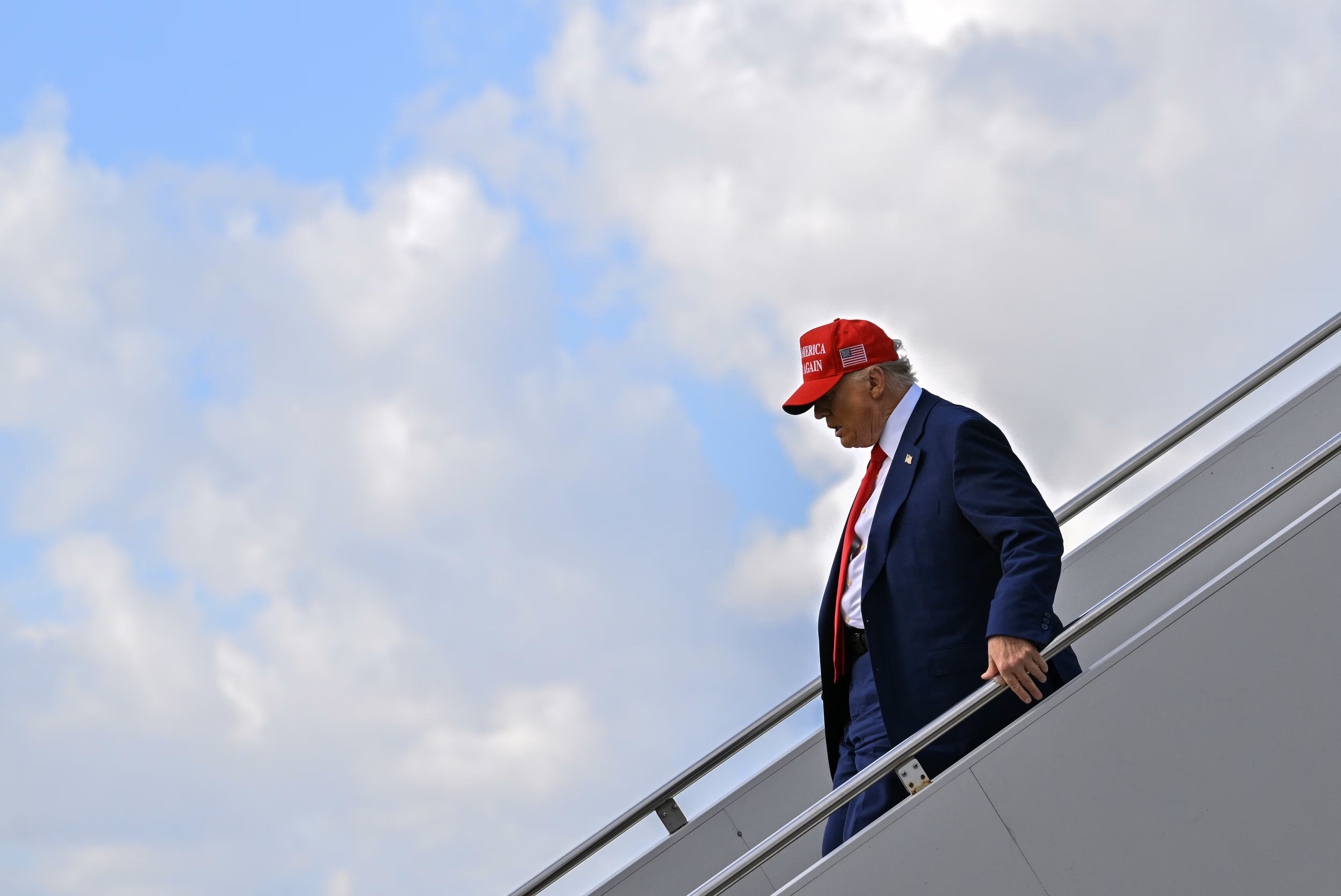 El presidente Donald Trump llega en el Air Force One al Aeropuerto Internacional de Palm Beach