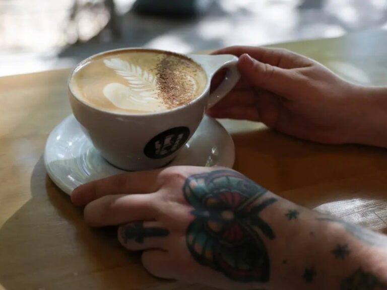 Beber 2 a 3 tazas de café diario podría protegerte de la demencia, ¡pero solo si es con cafeína!