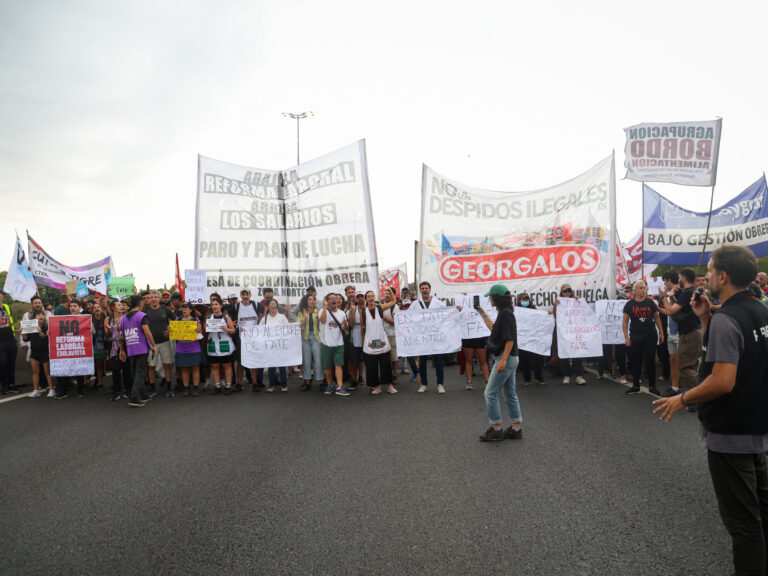 Protesta de empleados de Fate bloquea la Panamericana: Gendarmería actúa para despejar el tráfico