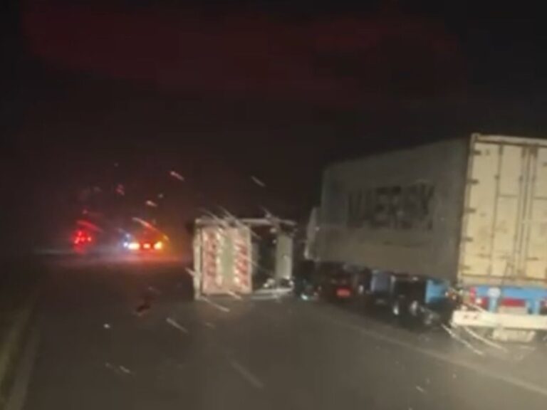 Tempestad en Córdoba: Diez camiones vuelcan en la autopista