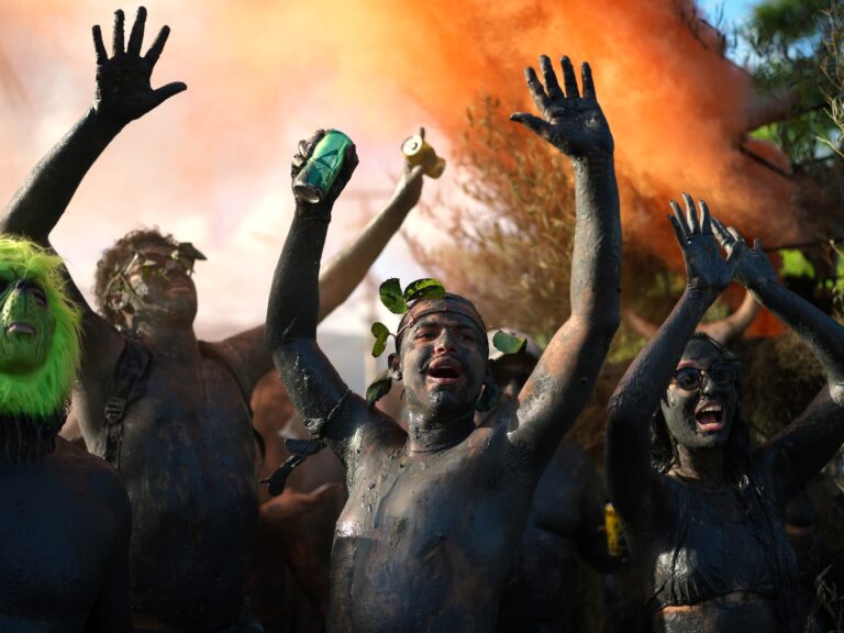 El Carnaval de Barro: La Sensación del Encantador Pueblo Colonial de Brasil