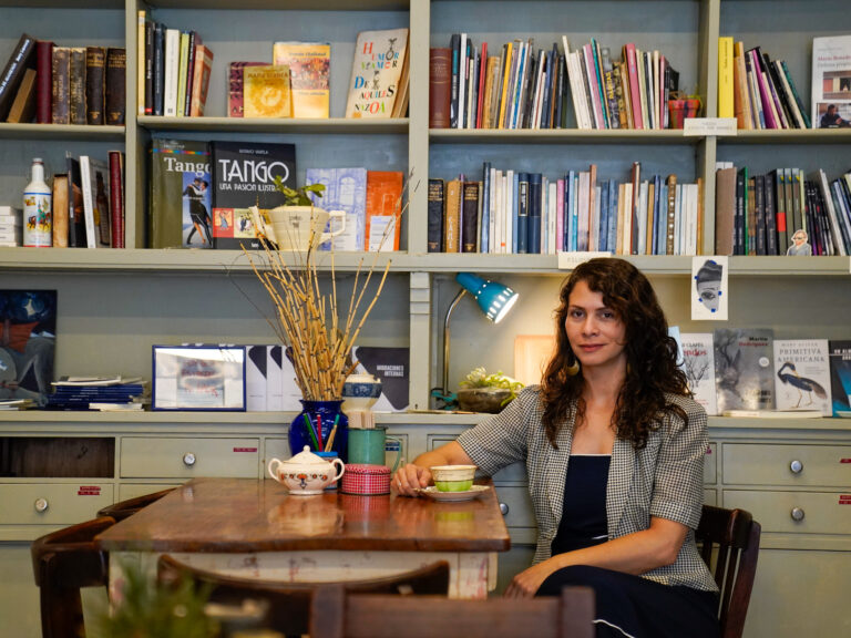 Con 80 libros en cuatro valijas, realizó su sueño: abrir un café literario