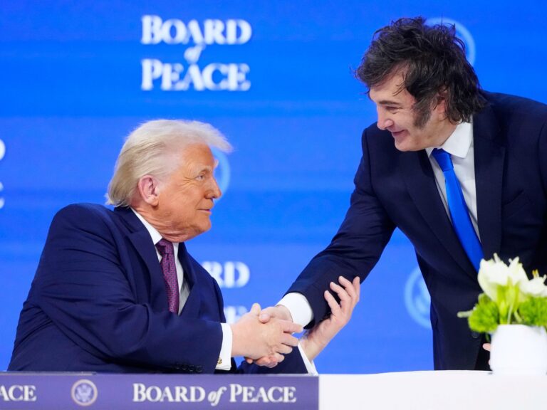 El Presidente viaja a Washington para la Cumbre de la Paz de Trump en plena reforma laboral