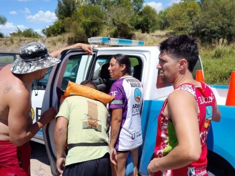 Un niño rescatado por un policía tras caer al agua y ser arrastrado por la corriente
