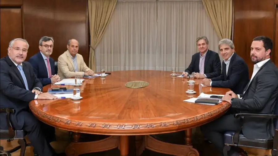 Luis Caputo con representantes de la UIA