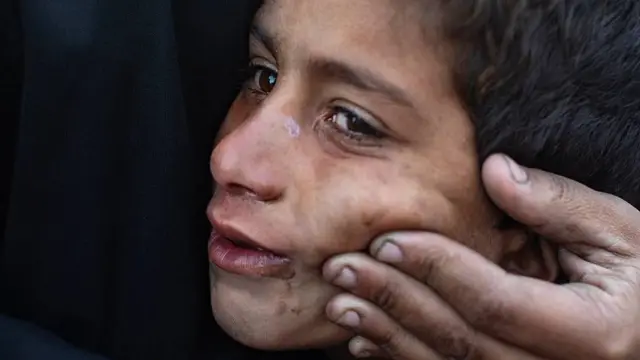 Un niño llora en Gaza tras perder su hogar