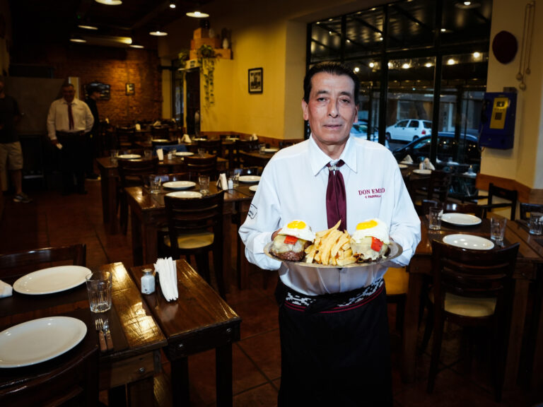 Sabores auténticos: bife de chorizo con provoleta y huevos fritos a precios justos
