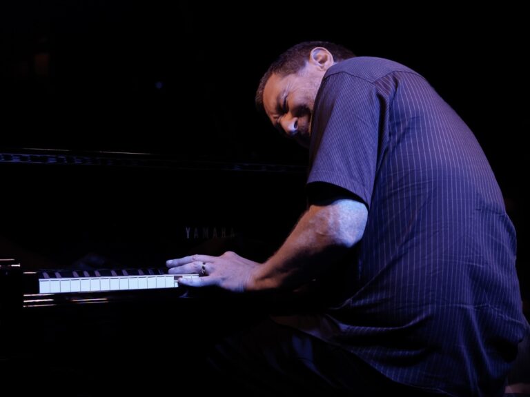 El Pianista que Revela el Arte Vivo del Jazz