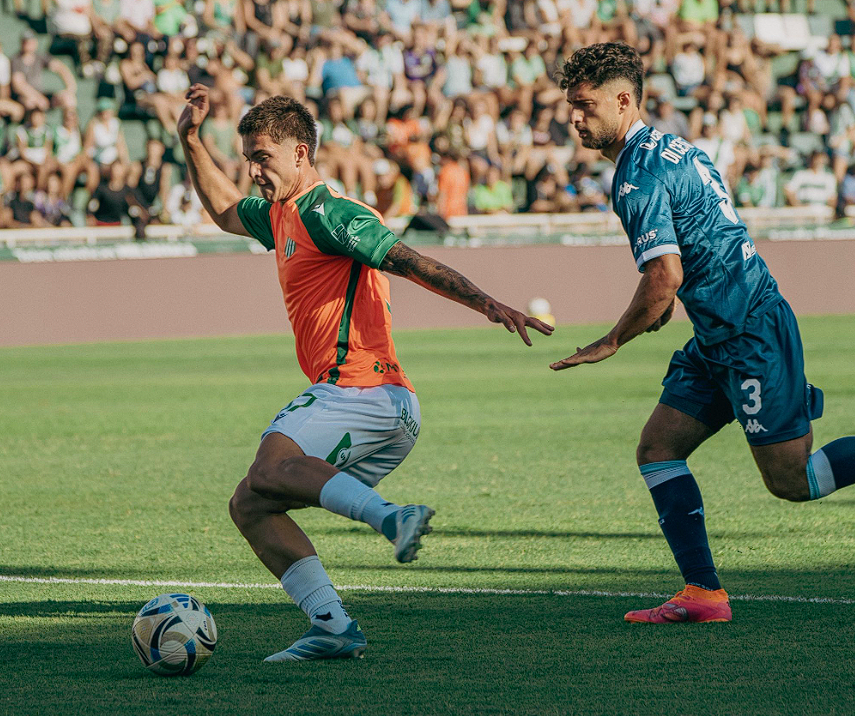 Racing triunfador en un duelo complicado