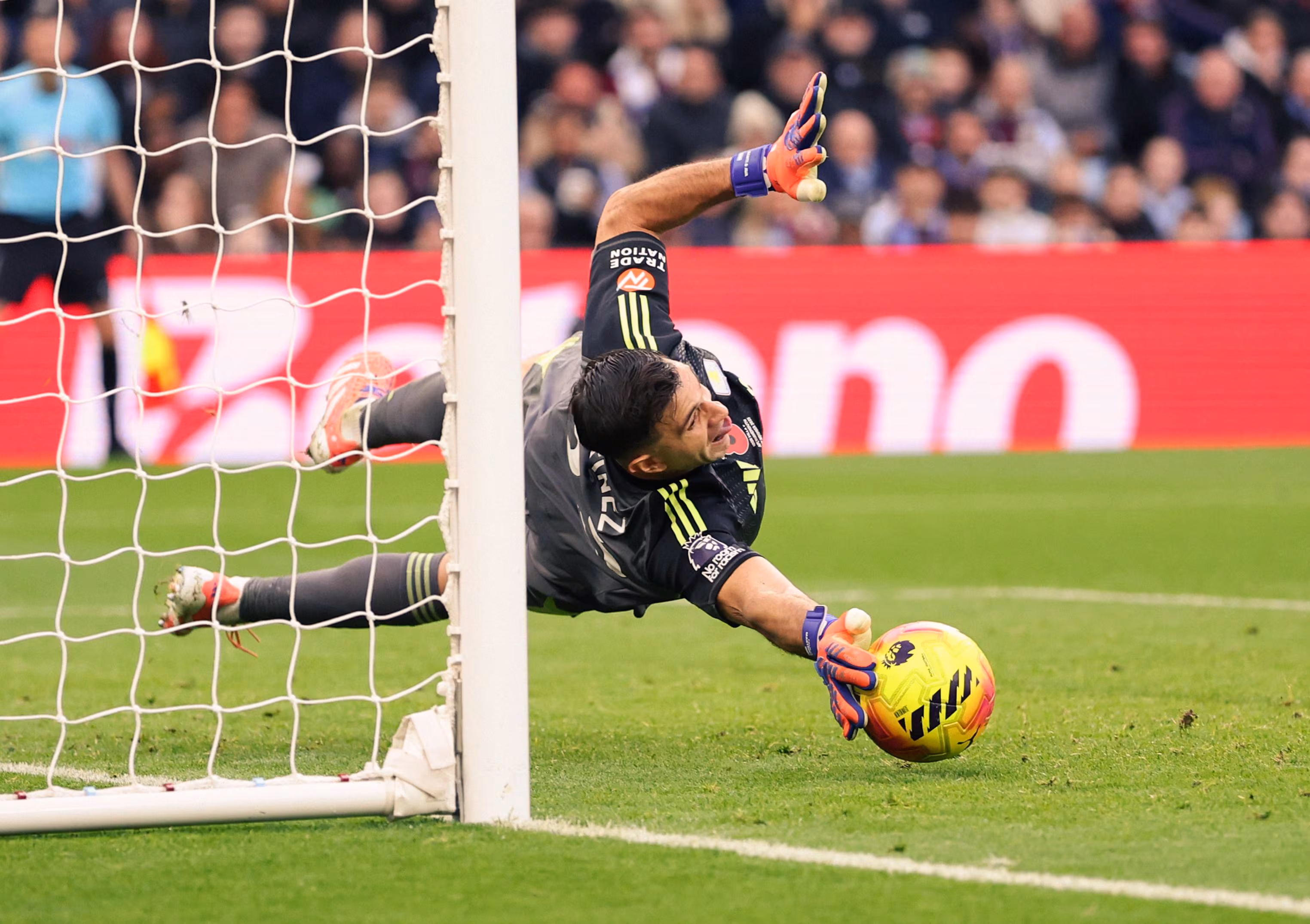 Emiliano Martínez en acción, el arquero argentino de Aston Villa.