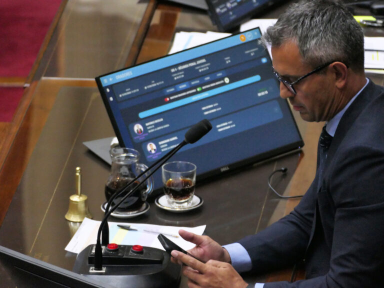 La oposición exige al Gobierno aclaraciones sobre las nuevas licencias por enfermedad.