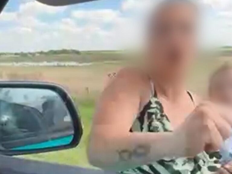 Conductor agredió a agentes de tránsito mientras llevaba a un bebé en brazos en General Madariaga