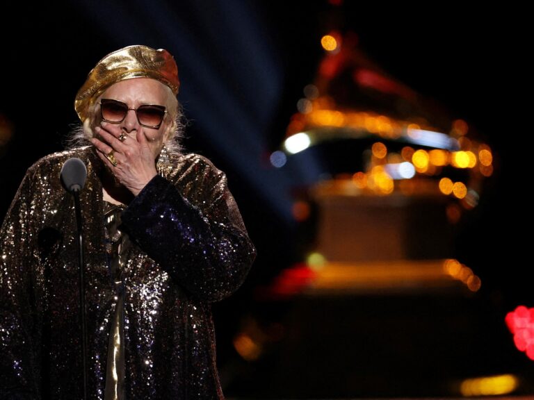 Grammy 2026: Joni Mitchell sorprende al preguntar ‘¿Quién ganó? ¿Fui yo?’ al subir al escenario
