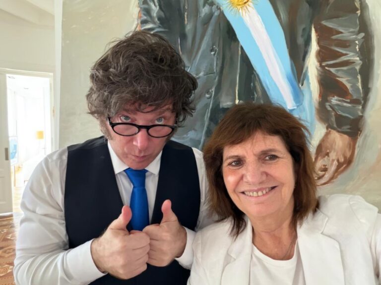 Javier Milei RESPALDA a Bullrich en vivo, mientras Adorni se enfrenta a un escándalo por sus viajes y propiedades