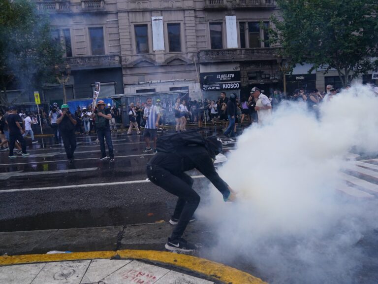 Violencia en el Congreso: Manifestantes y Policía en enfrentamiento