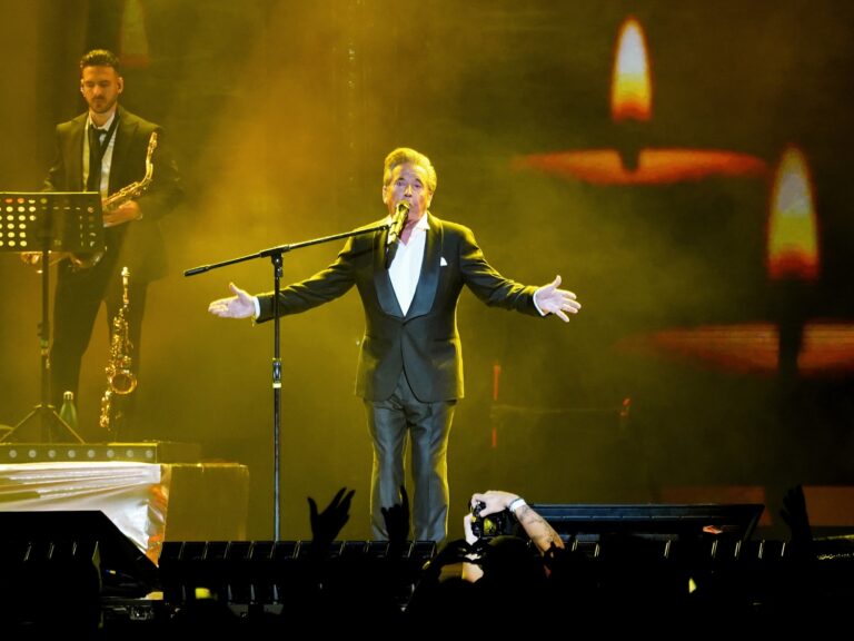 Montaner regresa: canto familiar y reafirma su reinado romántico