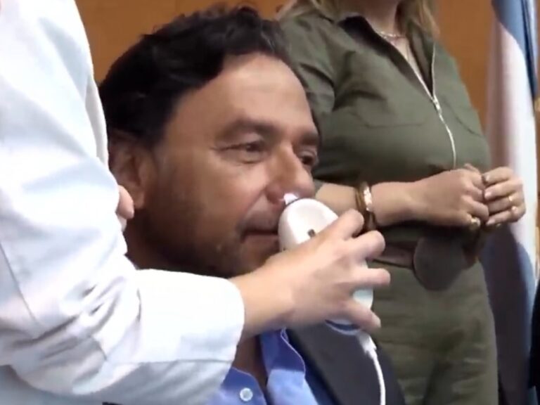 El gobernador de Salta se realiza rinoscopia en vivo y sorprende a todos